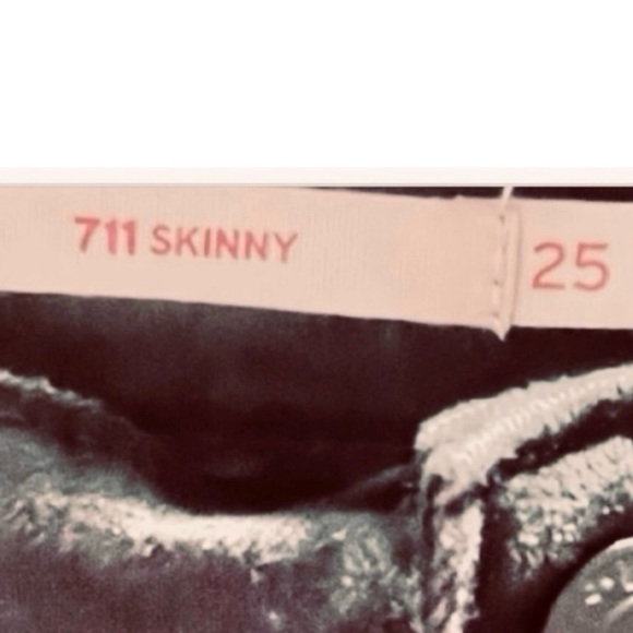 ♥️HOST PICK♥️- Levi's 711 Black
Distressed Skinny Jean - Picture 8 of 8